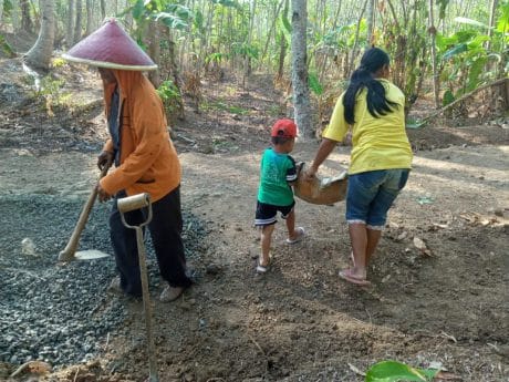 Serunya Ketika Kaum Ibu Turut Kerja Keras di TMMD ke- 106 Kodim Cilacap
