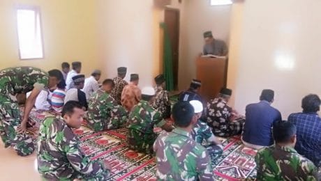 Personil TNI Shalat Jumat Bersama Warga