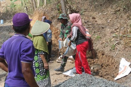 Suminah Tak Canggung Angkat Material Bersama TNI, Bekerja Penuh Semangat
