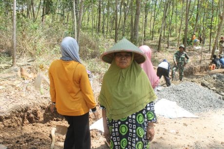 Mbah Sukini, Walaupun Usia Senja Aktif Bantu di Pra TMMD 106 Kodim Cilacap