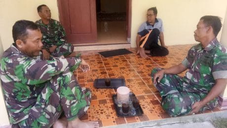Prajurit TNI Kodim Cilacap Bercengkrama Sambil Minum Kopi