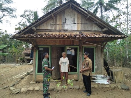 Pra TMMD 106 Kodim Cilacap, Babinsa Cek Kondisi Rumah Sasaran RTLH