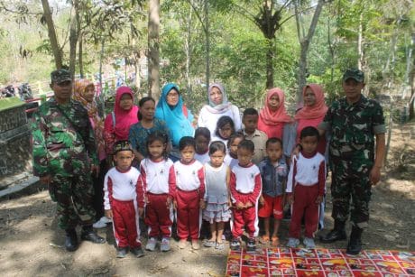 Pra TMMD 106 Anak-Anak Paud Gembira dan Senang Bisa Foto Bareng TNI