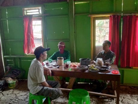 Secangkir Kopi dan Sarapan Sederhana Tak Menyurutkan Semangat TNI di Pra TMMD 106