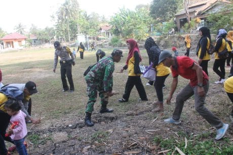 TNI – Polri Bersihkan Sampah di Lokasi Pra TMMD 106 Kodim Cilacap