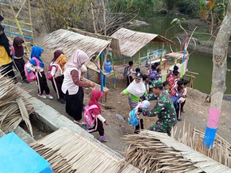 Kunjungi Tempat Wisata Krama Cenil, Murid TK Luapkan Kegembiraan dengan TNI