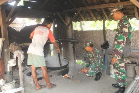 Babinsa 02 Jeruklegi Belajar Cara Membuat Gula Merah di Pra TMMD 106 Kodim Cilacap