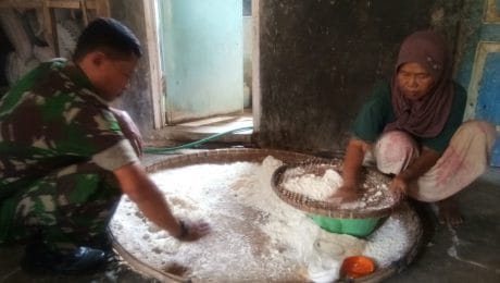 Ditemani Babinsa Jeruklegi, Ibu Saminem Parut Singkong untuk Dijadikan Gemblong