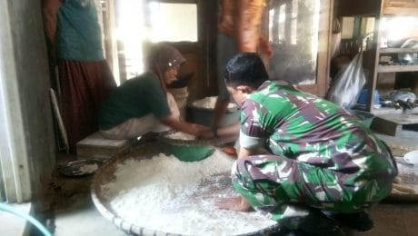 Sambil Jongkok Ria, Sertu Mulyono Bantu Saminem Buat Adonan Gemblong