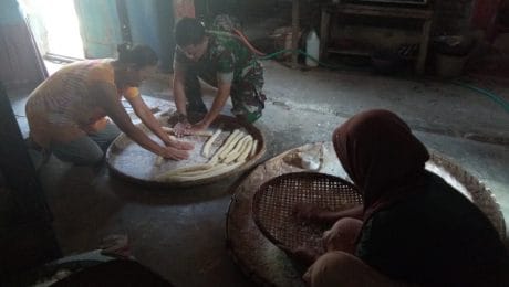 Keuletan Sumini dalam Usaha Krupuk singkong Pekerjakan Dua Orang Pegawai