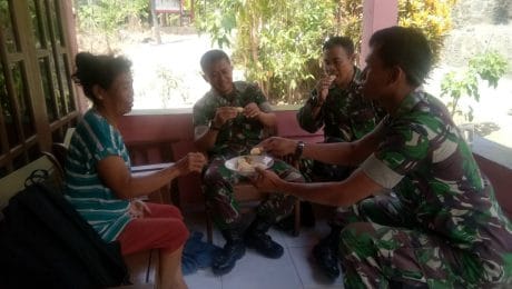 Kue Gemblong Bu Darkem Siap Disajikan untuk Babinsa Jeruklegi