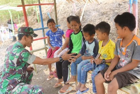 Hilangkan Rasa Jenuh Pra TMMD 106, Anggota TNI Kodim Cilacap Bermain Dengan Anak – Anak