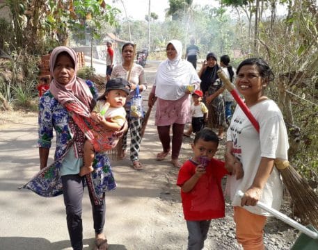 Biarpun dengan Menggendong Anak Kedua Warga Desa Cilibang Ini Tetap Ikut Bantu Program TMMD 106 Kodim Cilacap