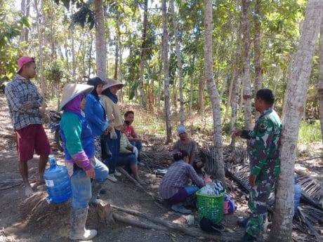 Pra TMMD 106 Kodim Cilacap, Babinsa Jalin Komsos dengan Masyarakat