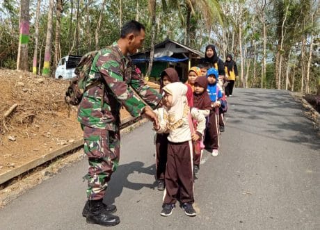 Serka Sodirin : Tata Krama Anak-Anak SD Ini Masih Ada di Pra TMMD 106 Kodim Cilacap