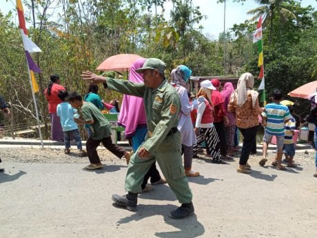 Bagai Tentara, Linmas Sudali Tegas Mengatur Pengunjung