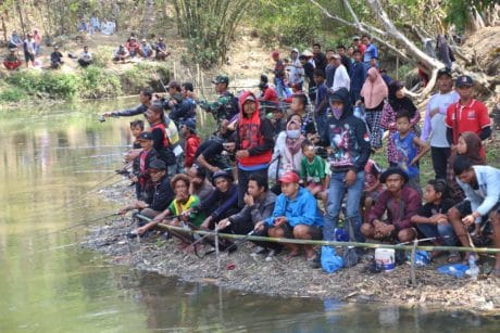 Pra TMMD Ramaikan Lomba Mancing di Obyek Wisata Krama Cenil Beber Bersama Ribuan Warga