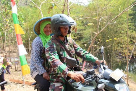 Dengan Hati yang Ikhlas Serka Sodirin Antarkan Seorang Ibu yang Kecapekan