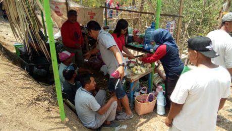 Ketiban Berkah pra TMMD, Jualan Rujak dan Kopi Warga Laris