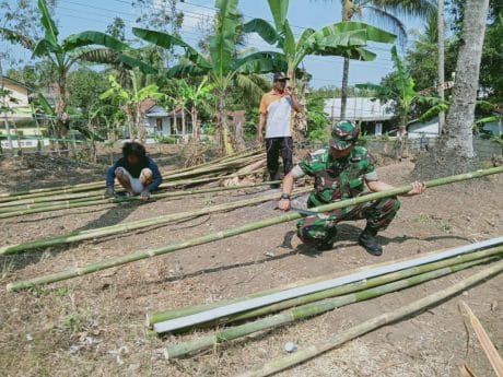 Babinsa Siapkan Tiang Bambu Untuk Pasang Umbul-Umbul