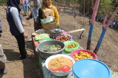 Nasi Tumpeng Wujud Syukur Diresmikannya Wisata Pemancingan di Pra TMMD 106 Kodim Cilacap