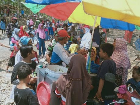 Es Cincau Memberi Kesegaran Para Penonton Lomba Mancing di Pra TMMD 106 Kodim Cilacap