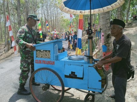 Di Usia Senja Sudirwan Masih Berjualan di Lokasi Pemancingan Program TMMD 106 Kodim Cilacap
