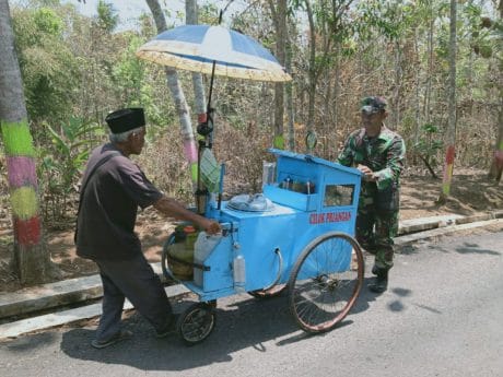 Sudirwan Dibantu Babinsa Jeruklegi Saat Gerobaknya Tak Bisa Dikendalikan di Lokasi TMMD 106 Kodim Cilacap