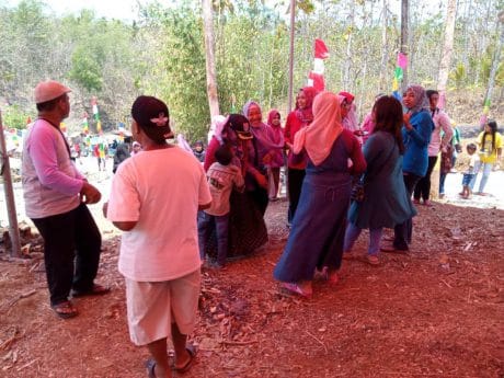 Ibu-Ibu dan Bapak-Bapak Berjoget Dangdut Ria di Acara Lomba Mancin Pra TMMD 106 Kodim Cilacap
