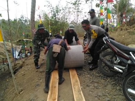 Keharmonisan Pra TMMD Kodim Cilacap, TNI, Polri Bersama Warga Turunkan Gorong gorong