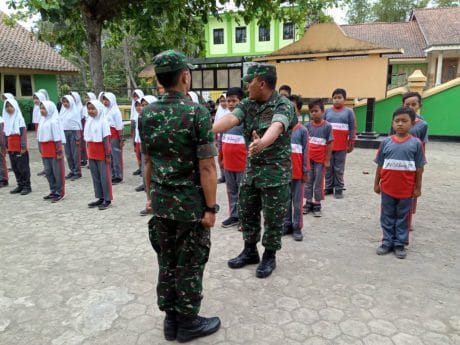 Pra TMMD Kodim Cilacap, TNI Kodim Cilacap Tanamkan Kedisiplinan Anak SD