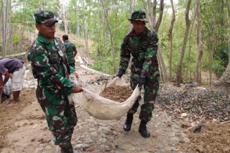 Dua Prajurit TNI Angkat Material Pra TMMD 106 Kodim Cilacap