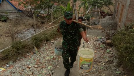 TNI Kodim Cilacap Bantu Masyarakat Ambil Air Bersih