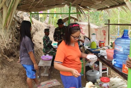 Pedagang Keliling Terbantu Dengan Hadirnya Pra TMMD 106 Kodim Cilacap