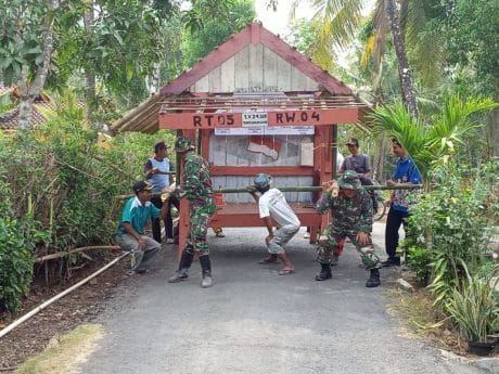 Pra TMMD 106 Kodim Cilacap, TNI Pindah Poskamling Bersama Warga