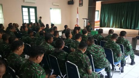 Prajurit Kodim 0703 Cilacap Mendengarkan Arahan Kasdim dalam Rakor TMMD 106