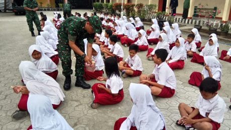 Pendekatan dengan Anak-Anak di Pra TMMD 106 Ini yang Dilakukan Sertu Mulyono