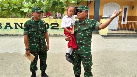 Karena Sayangnya, Anak SD Kelas 1 Dalam Gendongan Bapak TNI