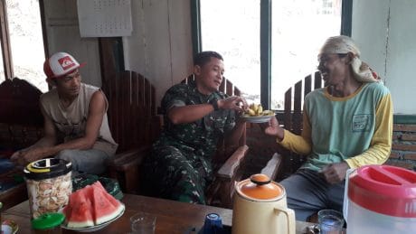 Istirahat Menjadi Momen Kebersamaan TNI dan Warga di Pra TMMD 106 Kodim Cilacap