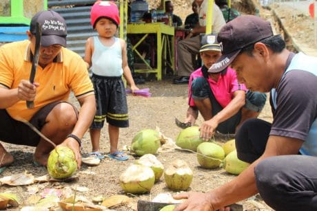 Kelapa Muda Sebagai Pelepas Dahaga di Pra TMMD 106 Kodim Cilacap