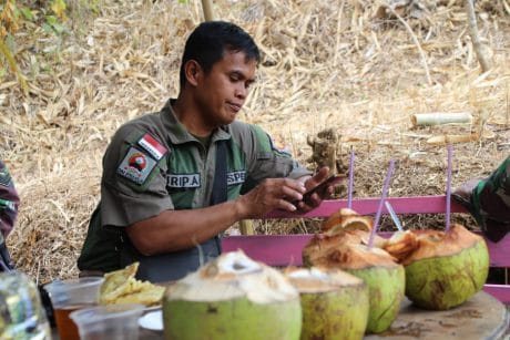 Serda Urip Nikmati Kelapa Muda Sambil Buat Rilis TMMD 106 Kodim Cilacap