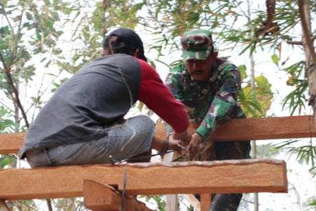 Serma Tasripin Bantu Pasang Atap Mushola di Pra TMMD 106 Kodim Cilacap