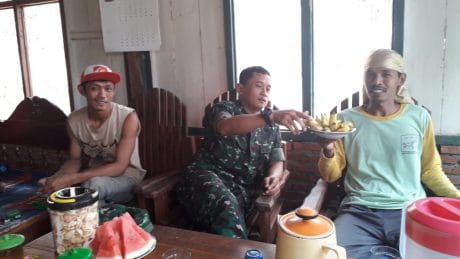 Keakraban Terjalin Antara TNI dengan Warga di TMMD 106 Kodim Cilacap