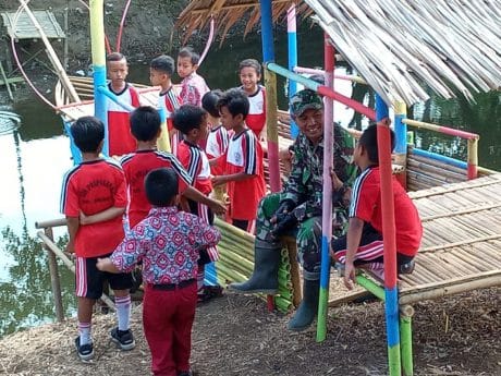 TNI Selalu Peduli Anak – Anak Sekolah Disasaran Pra TMMD 106 Kodim Cilacap