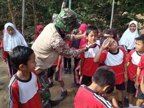 Pra TMMD 106 Kodim Cilacap, Anggota TNI Latih Murid SD PBB