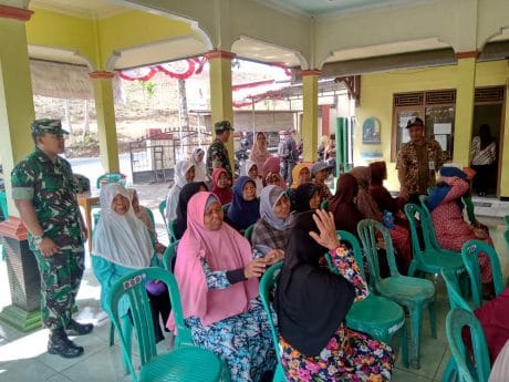 TNI Kodim Cilacap Bantu Lansia Peroleh Pelayanan kesehatan