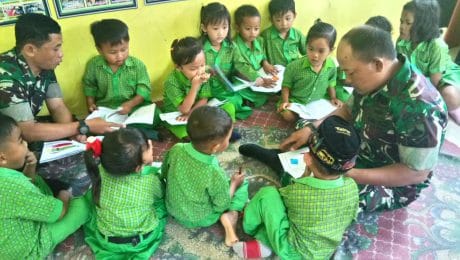 Anggota Kodim Cilacap Ajari Mewarnai Gambar Anak PAUD