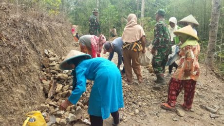 Ibu – Ibu Turun ke Jalan Menata Batu