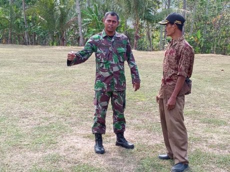Babinsa Koramil Jeruklegi Cek Kesiapan Lapangan Upacara TMMD 106 Kodim Cilacap