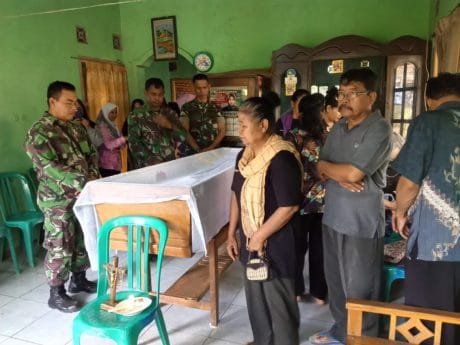 Ditengah Kesibukanya Pra TMMD 106, Anggota TNI Kodim Cilacap Lelayu Warga